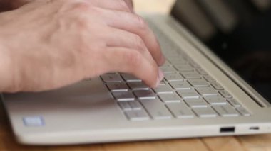 Dizüstü bilgisayardaki Eller Daktiloya Kapat