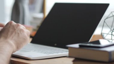 Eller dizüstü bilgisayarda klavyede yazıyor.