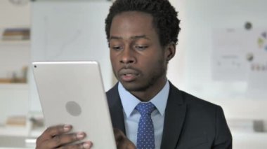 Tablette Afrika Işadamı tarama