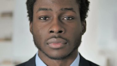 Ciddi Afrika işadamı yüzü