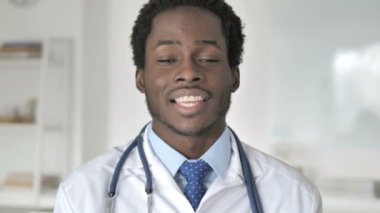 Afrikalı Doktor Evet Ifade Etmek Için Baş Sallayarak Izin