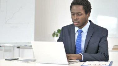 Düşünme Afrikalı İşadamı Laptop Üzerinde Çalışıyor