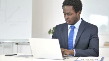 Hasta Afrikalı İşadamı İş Yerinde Öksürük, Öksürük