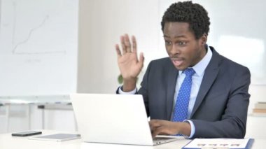 Konuşan Afrikalı İşadamı tarafından Online Görüntülü Sohbet