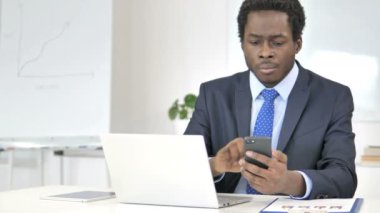 Multitasking, Afrikalı İşadamı Laptop, Tablet ve Akıllı Telefon Kullanma