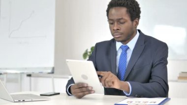 Ofiste Tablet kullanan Afrikalı İşadamı