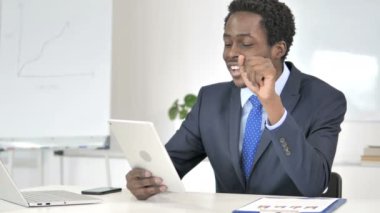Afrikalı İşadamı Tablet ile Online Görüntülü Sohbet Konuşuyor
