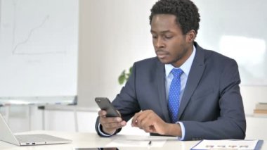 Akıllı Telefon Kullanan Afrikalı İşadamı, Mesaj Gönderme