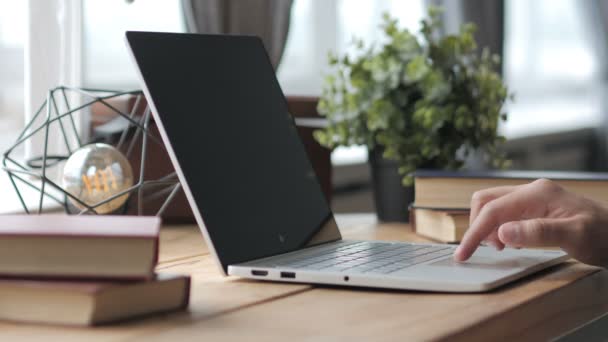 Laptop gebruiken in Creative Office — Stockvideo