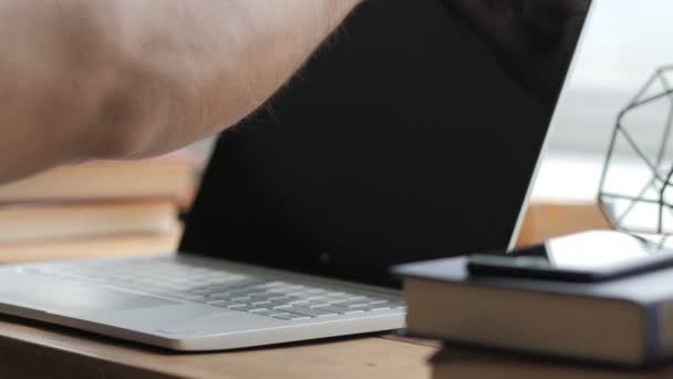 Primer plano de la escritura a mano en el teclado del ordenador portátil — Vídeo de stock