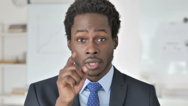 Uitnodigend gebaar van African zakenman op het werk — Stockvideo