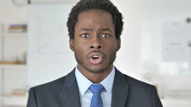 Frustrato africano uomo d'affari urlando e gridando — Video Stock