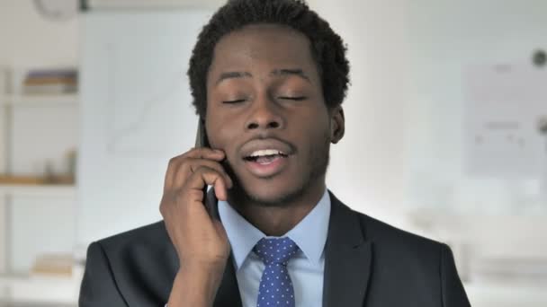 Un homme d'affaires africain parle au téléphone — Video