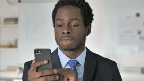 Emocionado empresario africano feliz usando Smartphone — Vídeo de stock