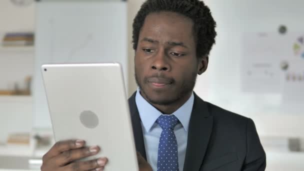 Africký podnikatel rozrušený ztrátou online ztráty na tabletu — Stock video