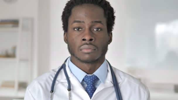 Portrét vážného afrického lékaře — Stock video