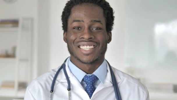 Портрет улыбающегося африканского доктора — стоковое видео