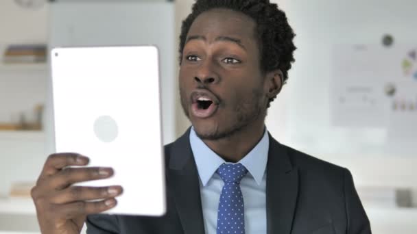 Online videokonverzace na tabletu od afrického obchodníka — Stock video