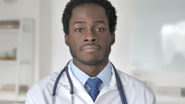 Tummen ner av afrikansk läkare — Stockvideo