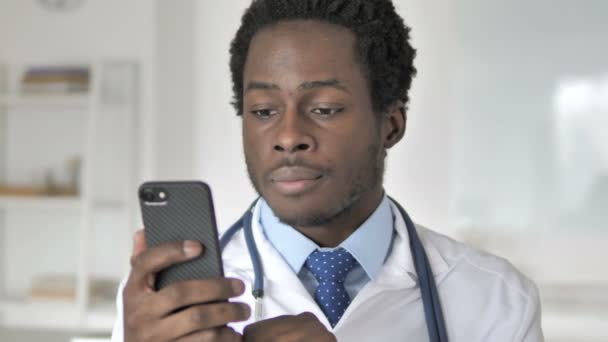 Африканский врач с помощью смартфона — стоковое видео