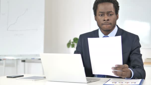 Afrikanischer Geschäftsmann arbeitet im Amt an Dokumenten — Stockvideo