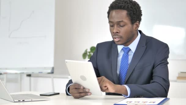 Empresario africano celebra acuerdo financiero en tableta — Vídeo de stock