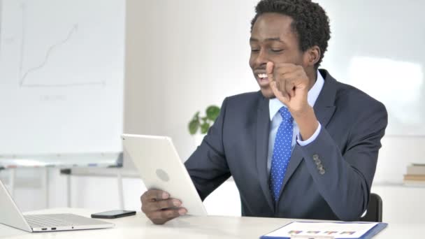 Empresario africano hablando en línea Video Chat a través de Tablet — Vídeos de Stock