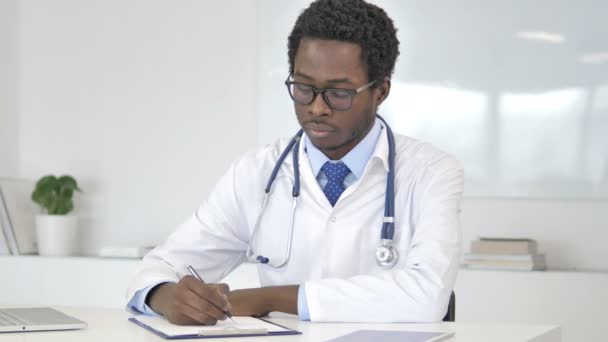 Africano médico Escrita Prescrição — Vídeo de Stock