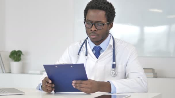 Medico africano lettura rapporto medico — Video Stock