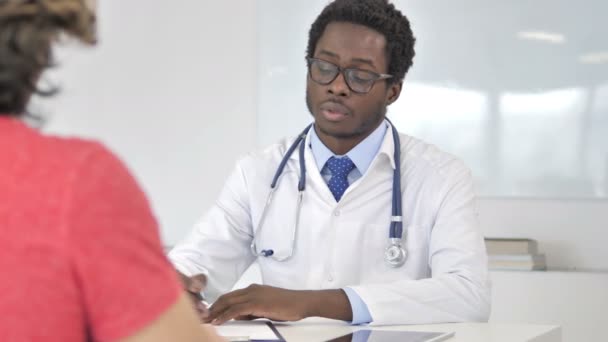 Médico Africano Conversando com Paciente — Vídeo de Stock