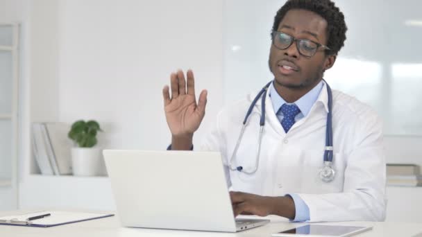 Chat de Video con Paciente por African Doctor — Vídeo de stock