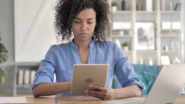 Afrikalı kadın tablet kullanma