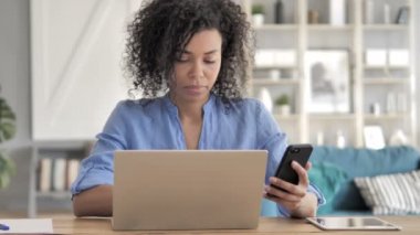 Afrikalı Kadın İşyerinde Akıllı Telefon Kullanma