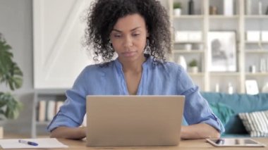 Dizüstü bilgisayarda Başarı Kutlaması İçin Heyecanlı Afrikalı Kadın