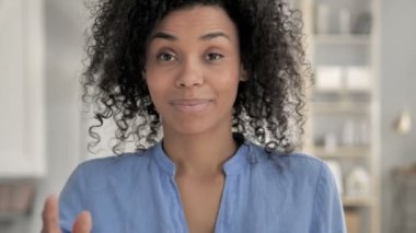 Jest gri saçlı adam tarafından davet