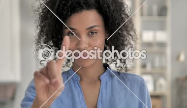 Hayır, Afrikalı Kadın Parmak Sallayarak Teklif Reddederek