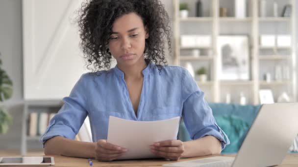 Mujer africana contrato de lectura — Vídeos de Stock