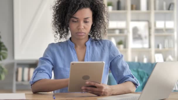 Femme africaine utilisant une tablette — Video