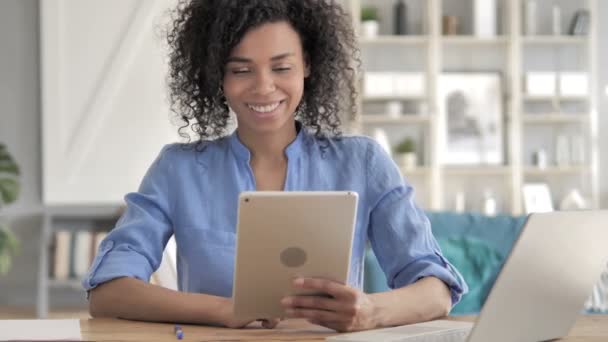 Відео-чат від африканської жінки на планшеті — стокове відео