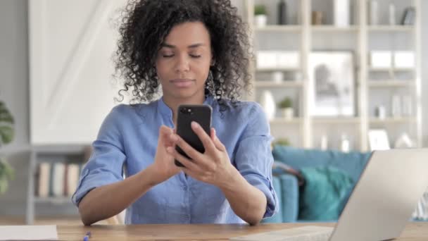 Mujer africana usando la aplicación Smartphone — Vídeos de Stock