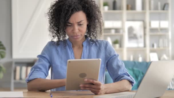 Sad African Woman in Awe for Lose on Tablet — Stock Video