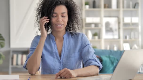 Femme africaine parlant au téléphone — Video