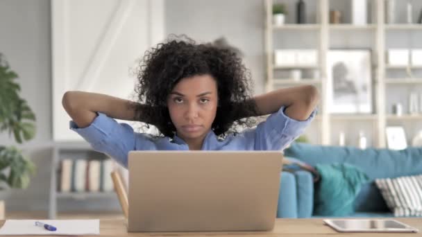 Afrikaanse vrouw het krijgen van klaar om te beginnen met werken — Stockvideo