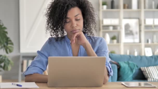 Mujer africana pensativa trabajando en el ordenador portátil — Vídeo de stock