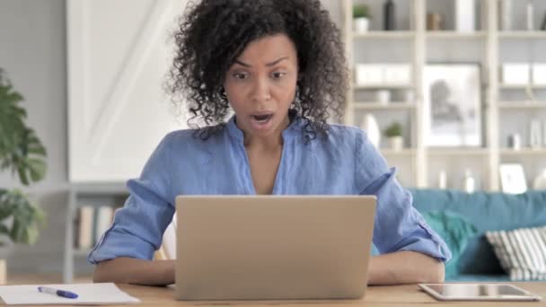 Mujer africana en shock por los resultados — Vídeos de Stock