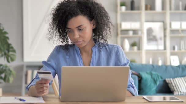 アフリカの女性によるオンラインショッピング — ストック動画