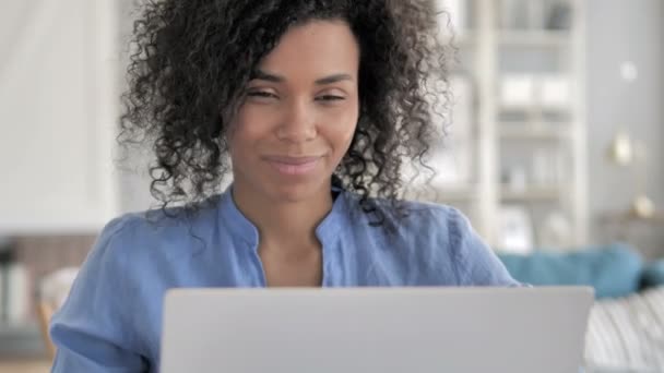 Close-up van video chat op laptop door Afrikaanse vrouw — Stockvideo