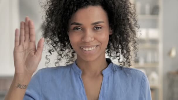 Γεια σου, Αφρικανική γυναίκα κουνώντας το χέρι στο καλωσόρισμα — Αρχείο Βίντεο