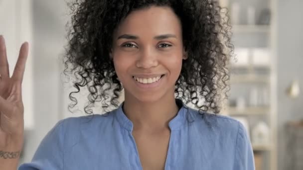 Znamení vítězství vnesená pozitivní šedivé vlasy — Stock video