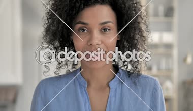 Başarı Kutlaması yapan Afrikalı Kadın Portresi